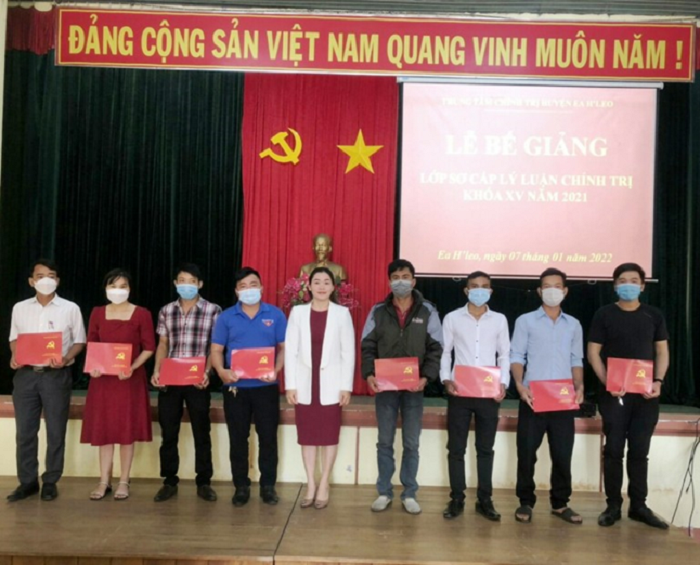 Bế giảng lớp Sơ cấp lý luận chính trị khoá XV
